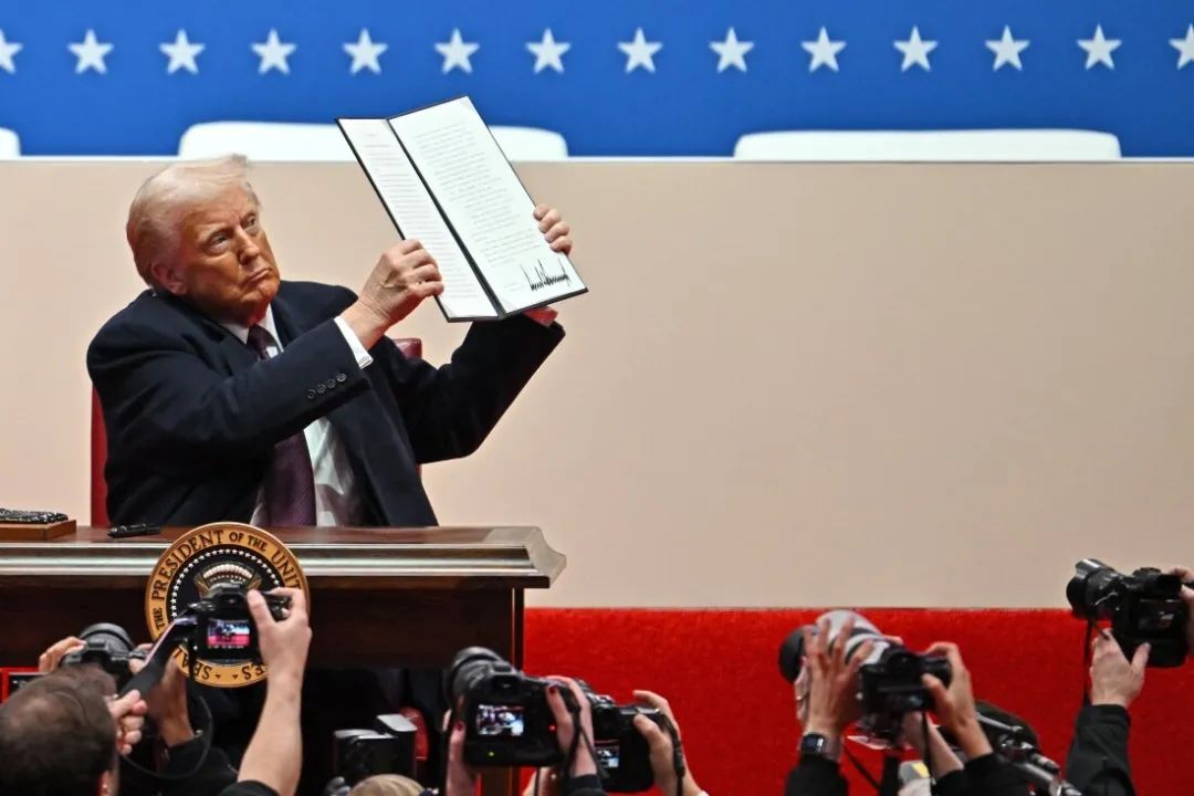 通过对华打贸易战这事，老美人民终于发现，懂王出卖了他们！