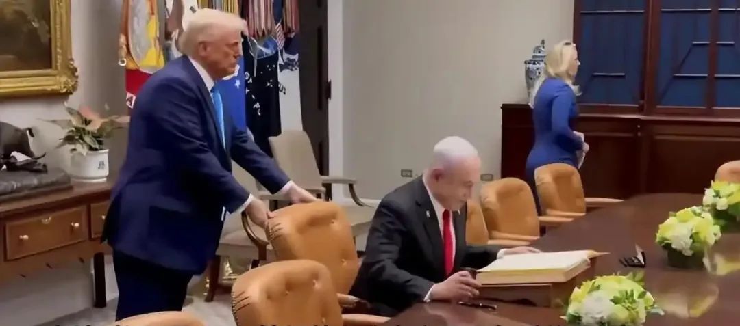 内塔尼亚胡坐下时，特朗普亲自帮他推椅子，然后宣布“接管加沙”！美国到底在为谁服务？