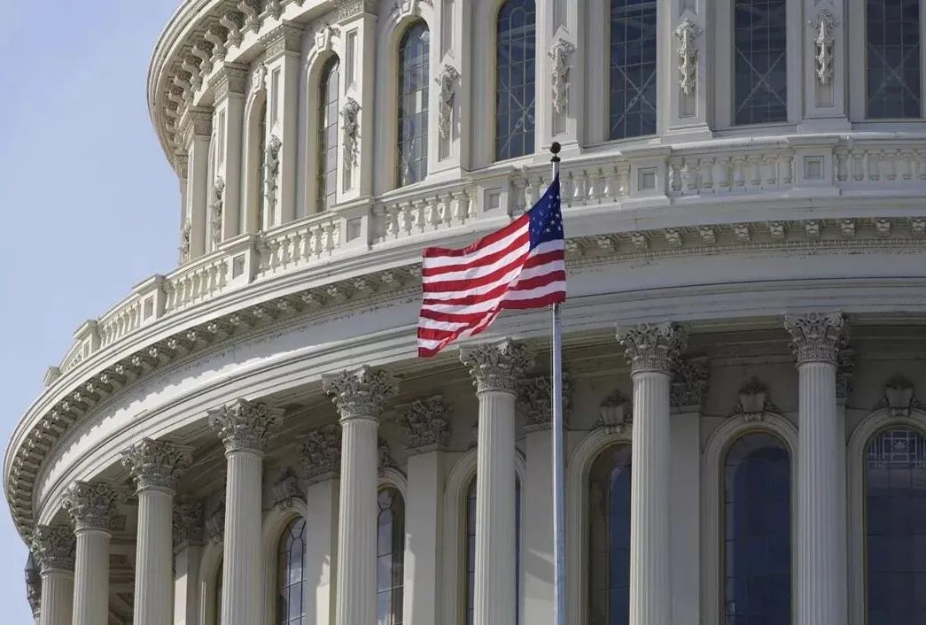 特朗普在下坡路上猛踩油门！