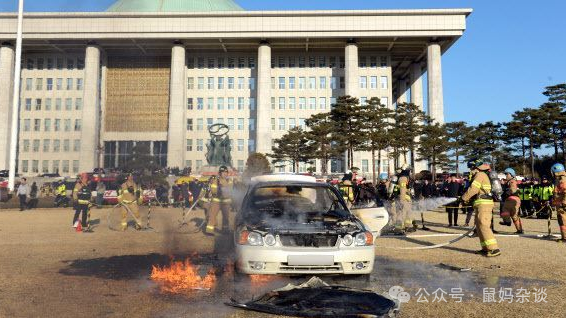 韩国男子在国会大楼前自焚