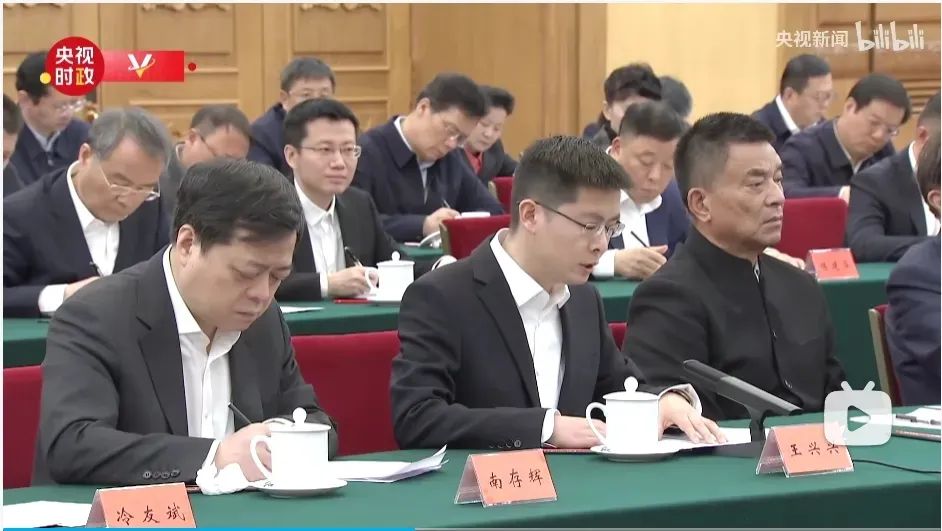 大佬云集的会议现场，一位90后和任正非马云同台亮相！
