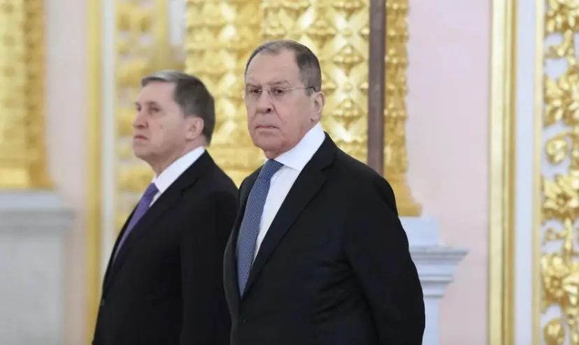 美俄朝站一起释放3个重磅信号，普京提最苛刻条件！马克龙又蠢又坏，竟剑指中国，上菜单却不自知！