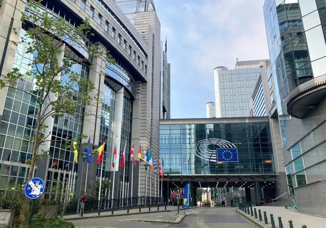 欧盟又被逼到悬崖边上！