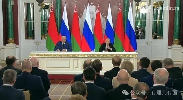 踢到普京脚下的球，又传回了特朗普！