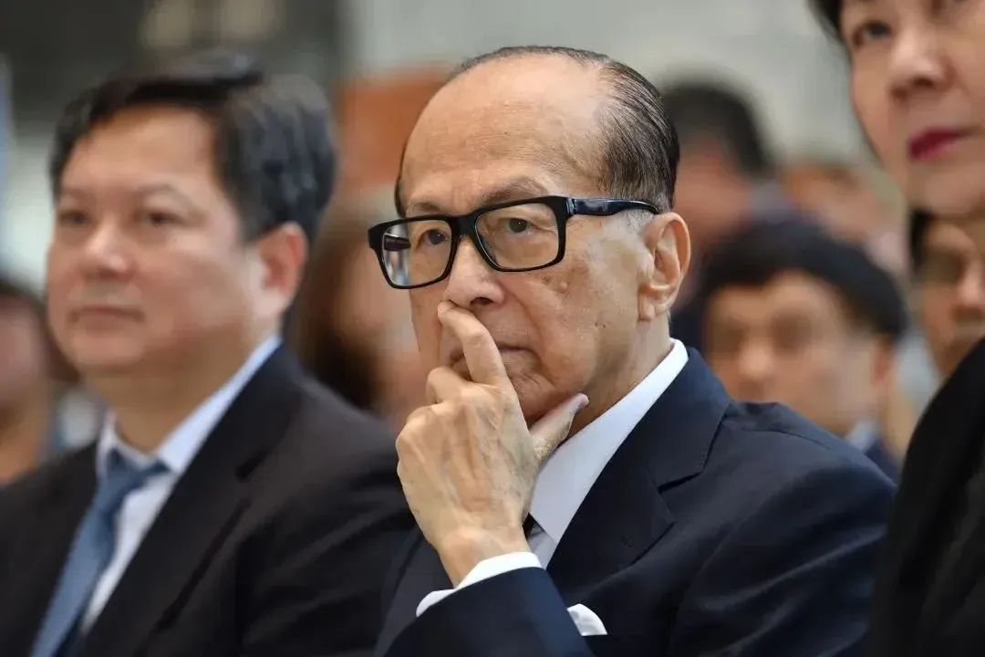 李嘉诚从来都不是爱国者，而是一个“吸血鬼”！