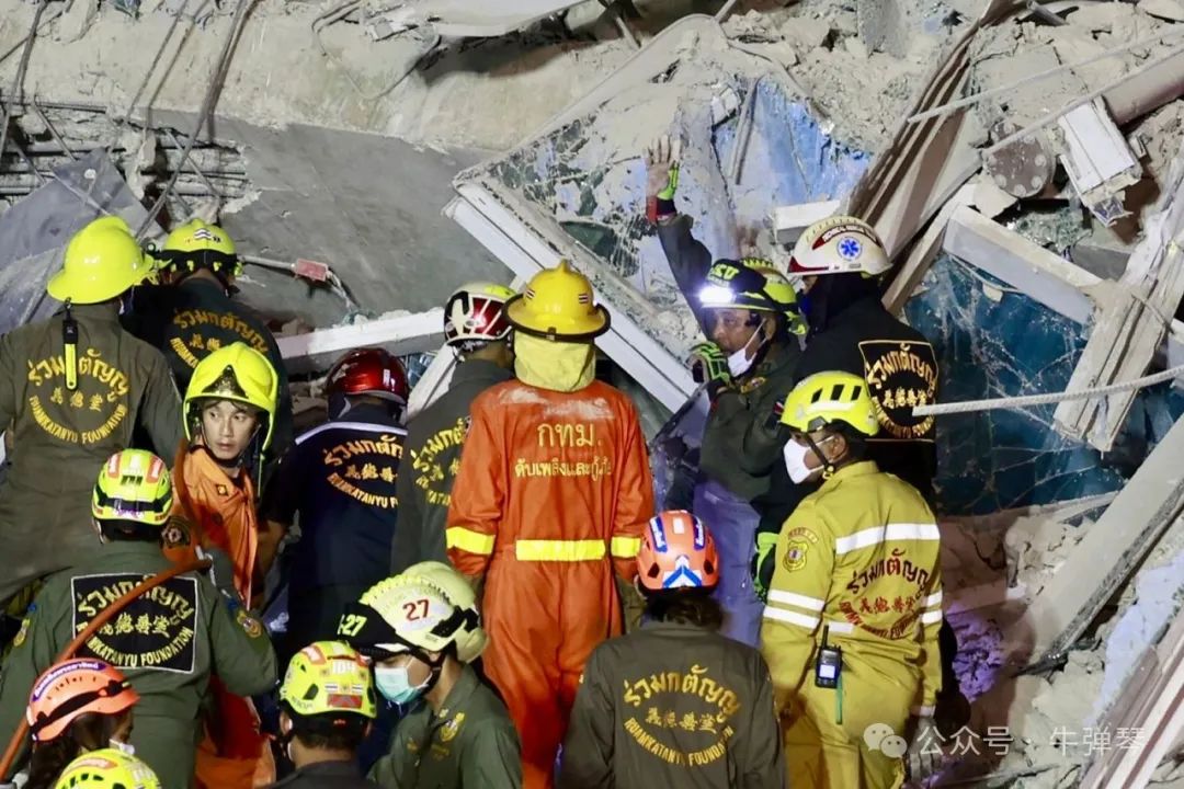 救援人员在泰国曼谷一栋正在建设中的高层建筑现场工作，该建筑于周六早些时候倒塌。