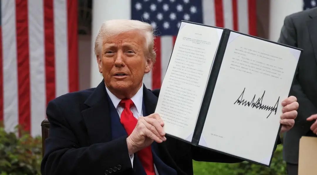 特朗普憋了个大的！绝对是最强骚操作！