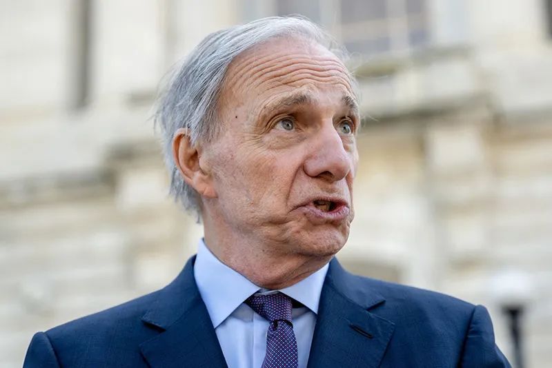 跟中国叫板的代价！这个牛人官宣：美国霸权亡了！