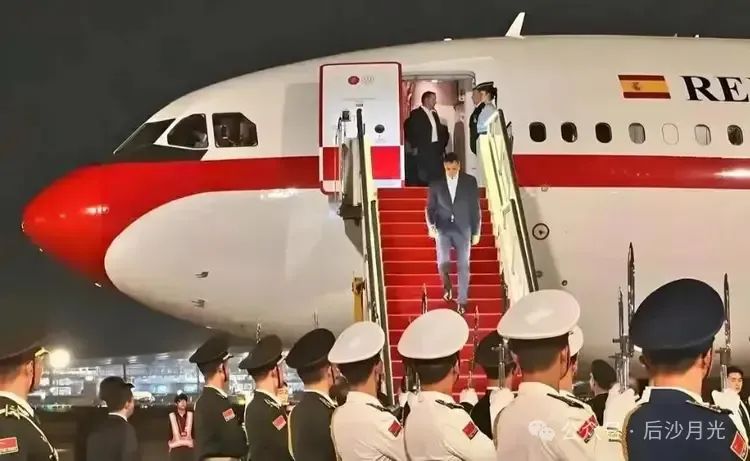 西班牙向中国靠拢，美国用“割喉”威胁！