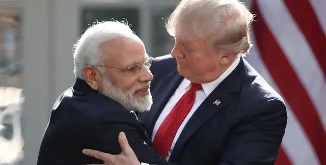 老特本来就傻，你们还逗人家！