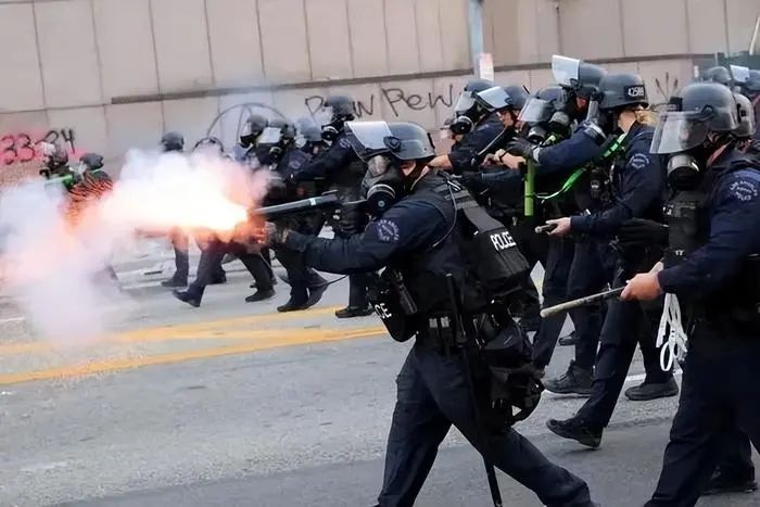 美国大乱之时，中国却在干两件大事！