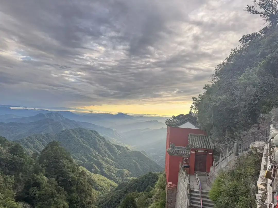 武当山是红色的！