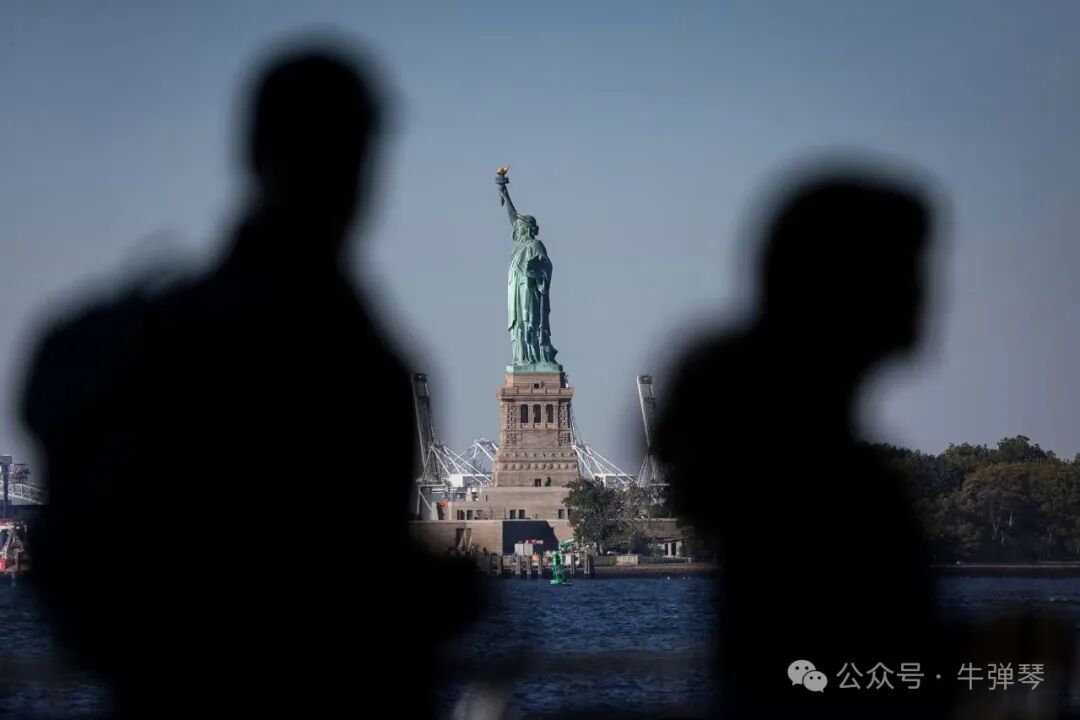 周三,人们在纽约市炮台公园观看自由女神像。
