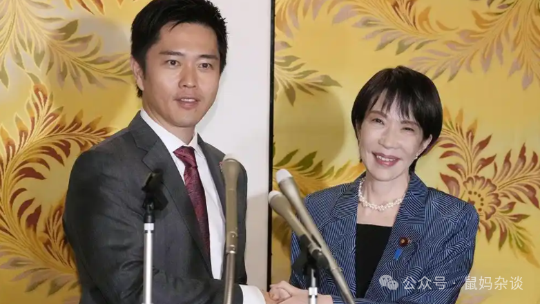 10月20日,在位于日本东京的日本国会,日本自民党总裁高市早苗(右)与维新会党首吉村洋文在记者会上握手