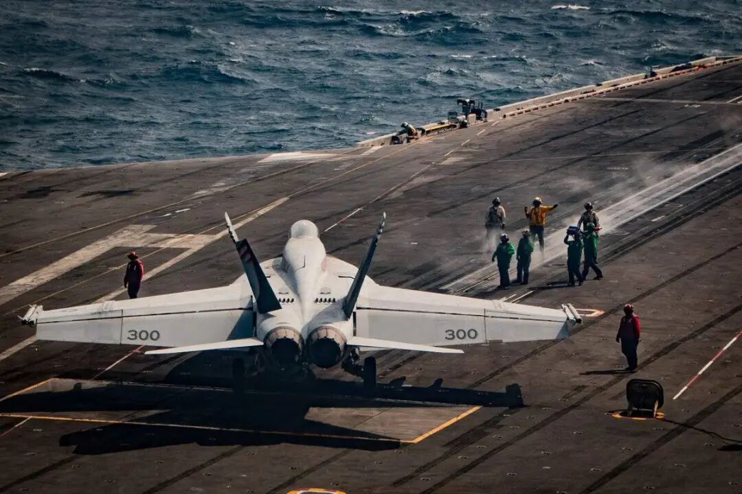 美军连摔两架飞机，背后影藏着惊天秘密！