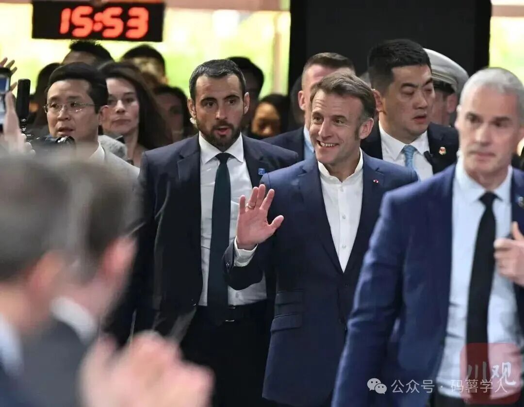 12月5日下午,法国总统马克龙在成都访问四川大学。图源:四川日报