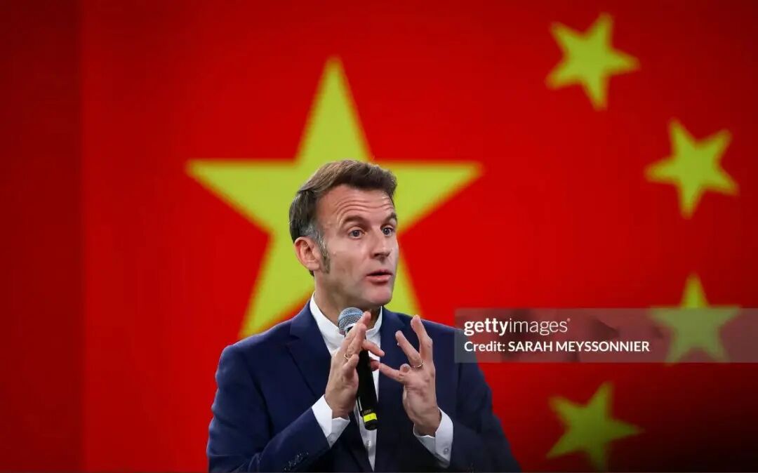 被人民包围的马克龙！