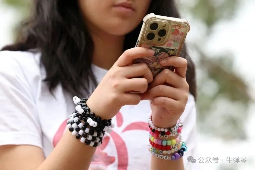 14岁的Annie Wang在澳大利亚悉尼接受采访后合影,该禁令将于12月10日生效,针对16岁以下用户的禁令。