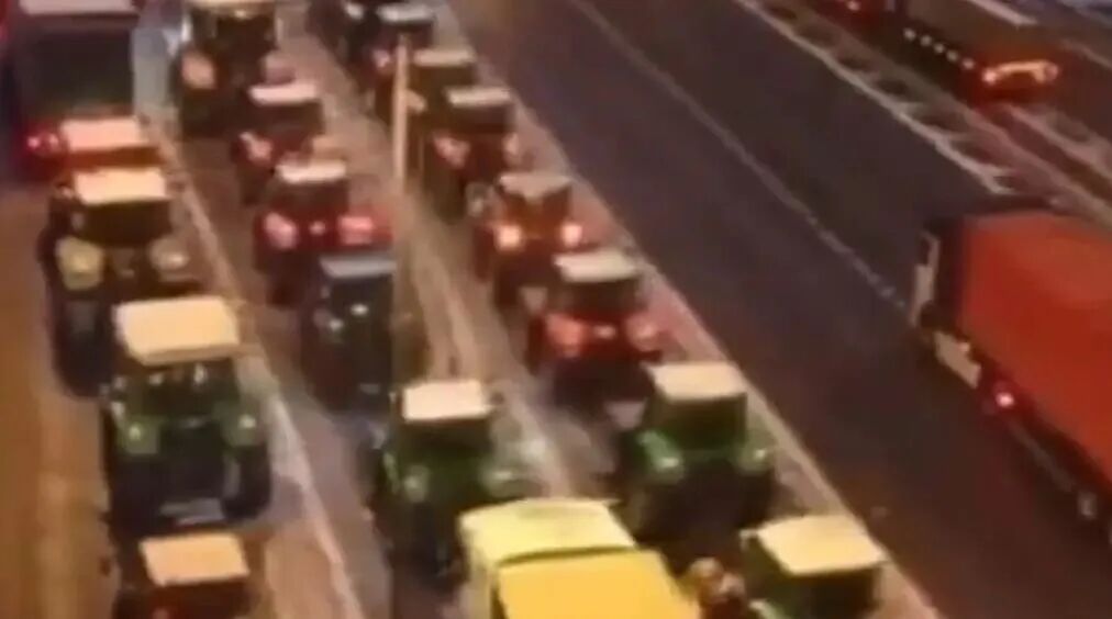 法国的农民们，又开始发扬革命老区的优良传统了！