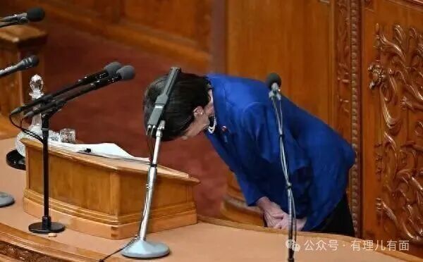 “躬”主登场，高市早苗在奈良上演政治杂耍！