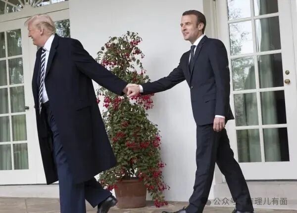 特朗普与马克龙“塑料兄弟情”彻底翻车！