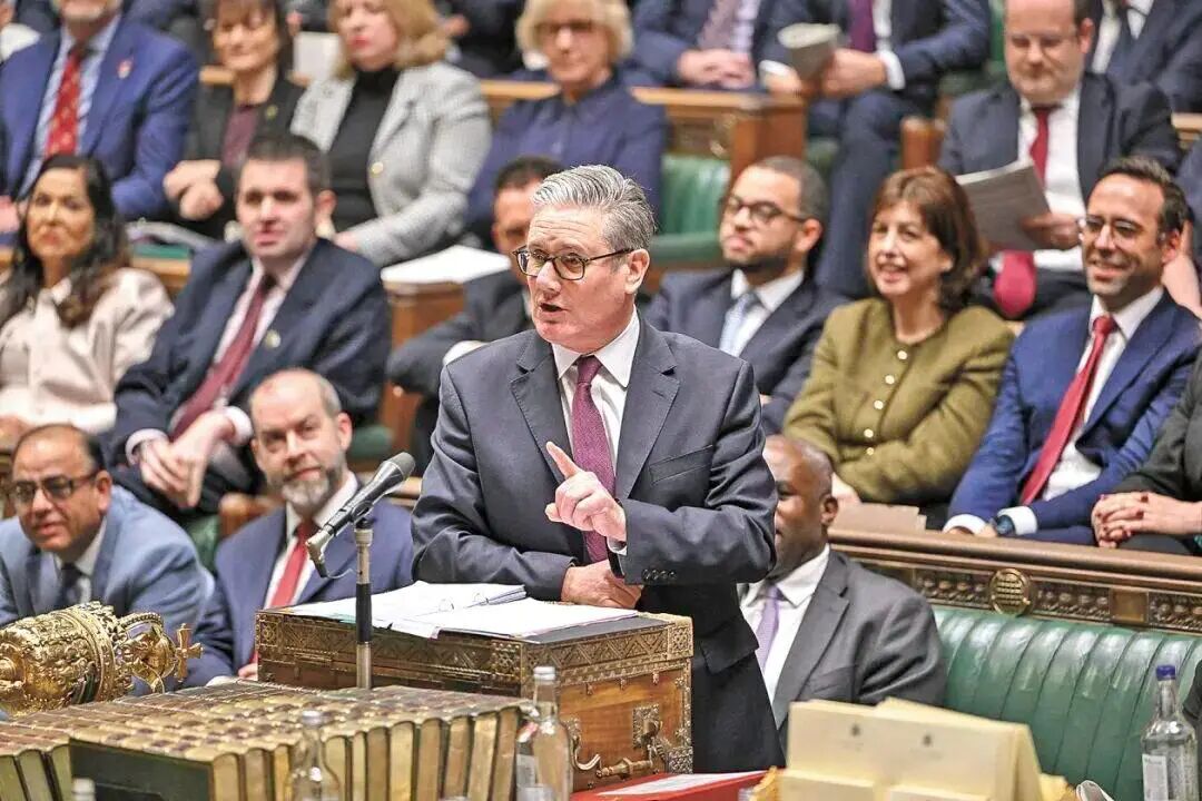 浓眉大眼的斯塔默也扛不住了，宣布明天访华！