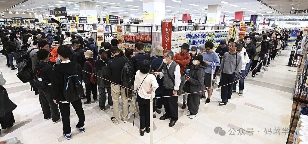 米价上涨,日本民众一度排队买储备大米。图源:视觉中国