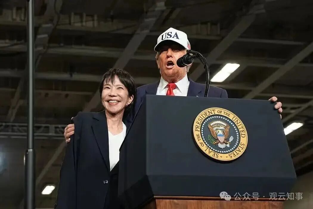 2025年10月,特朗普在日本横须贺与高市早苗一同登上“乔治·华盛顿”号航空母舰,向美军部队发表演讲。(来源:《纽约时报》)