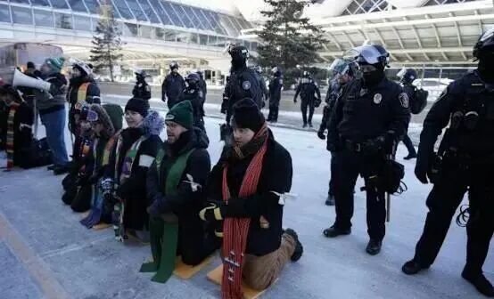 人民跪地谈自由！