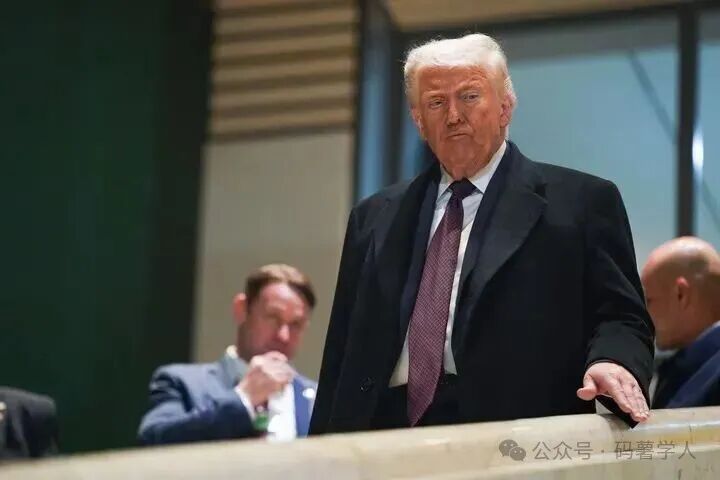 1月22日,美国总统特朗普在瑞士达沃斯与乌克兰总统泽连斯基会谈后离开。新华社记者 彭子洋 摄