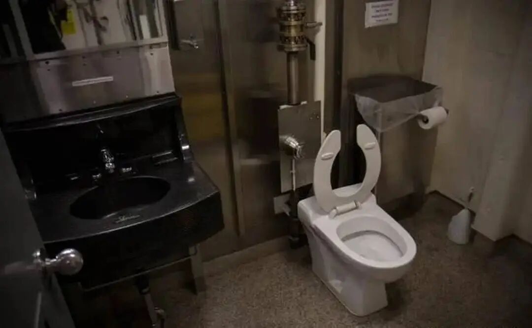 美国海军：拉屎事大，打伊朗还是先缓缓！