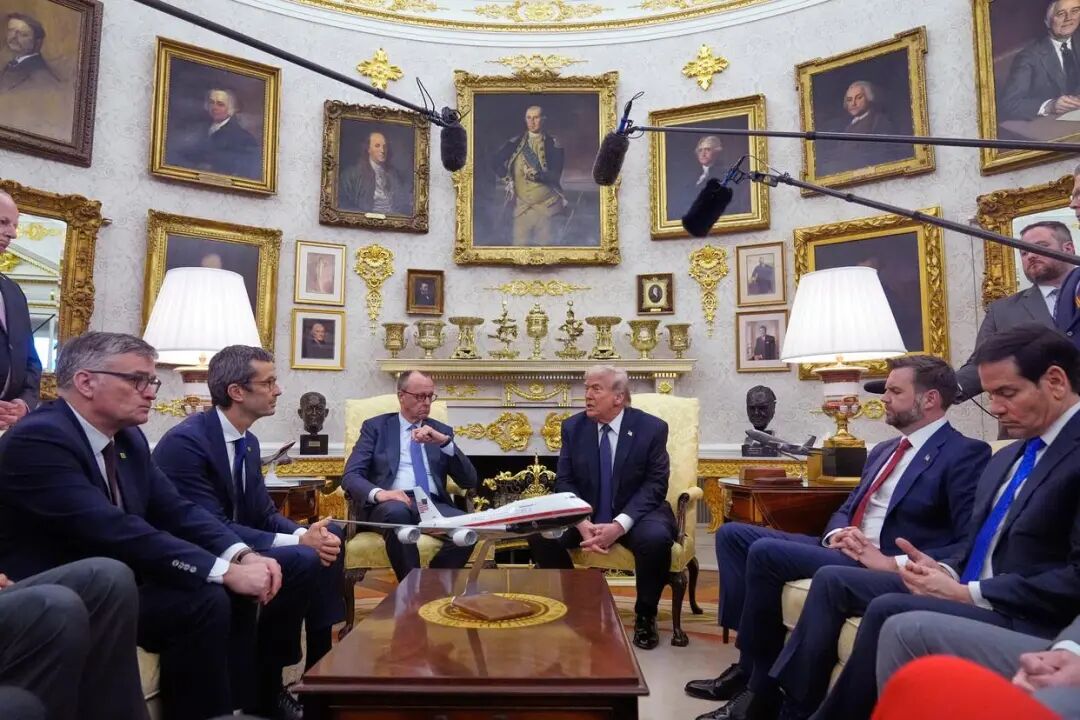 美国杀疯了，这回又跟西班牙干上了！