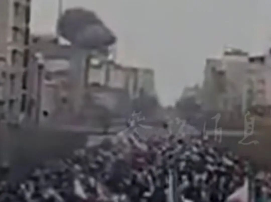 德黑兰大规模集会现场遭轰炸，美以联军开始实施集体屠杀！