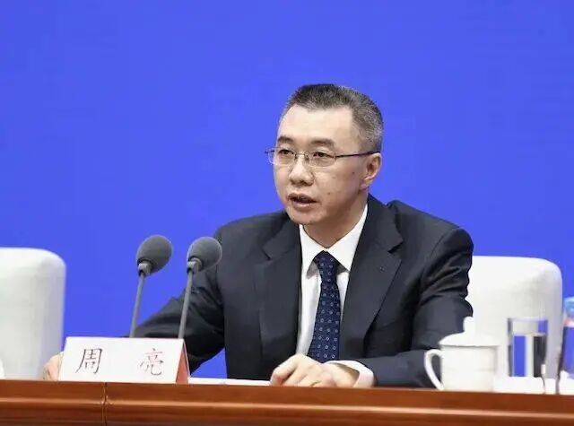 金融圈巨震！“捕蛇者”终被深渊吞噬！