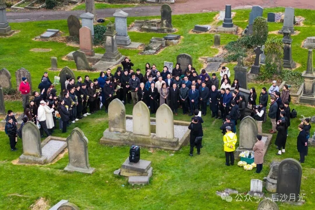 我驻英外交官为北洋水师水兵扫墓！人民海军，砥砺前行！