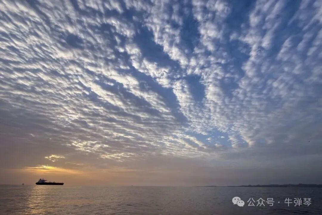4月18日,太阳在伊朗克什姆岛海岸外的霍尔木兹海峡停泊的一艘油轮后方升起。