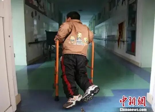 福利院孤儿一旦被人拥抱过，就会一直渴望被人抱！