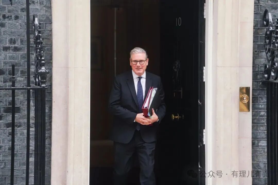 斯塔默，最具“职业精神”的首相！