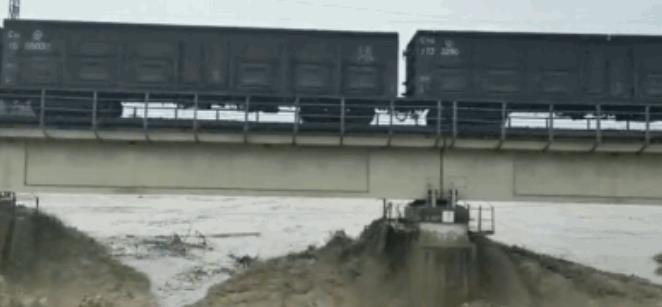 为了防洪，8100吨的火车被推上了桥...