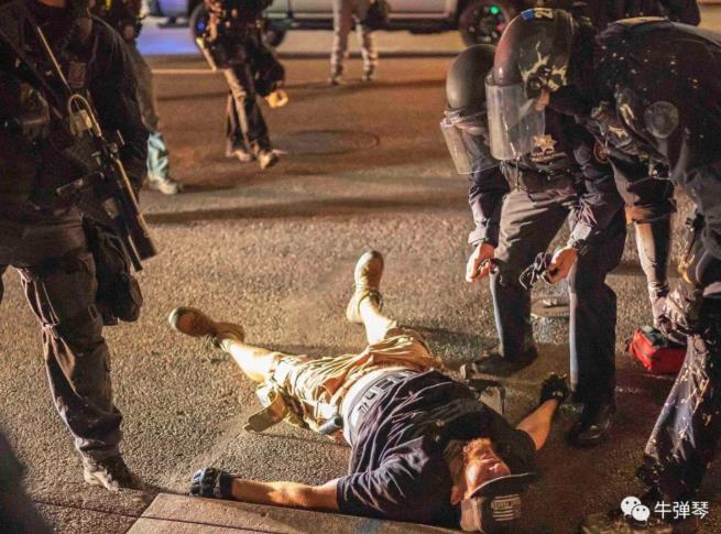 很突然，特朗普的铁杆支持者被枪杀了，更大风暴要来了！