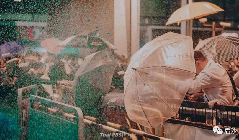 泰国街头动荡，有股熟悉的味道！英拉也有怨言！