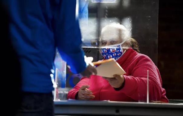 区区5万多人的欧洲小镇，聚集了100多个假网站，专门编造美国政治谣言……