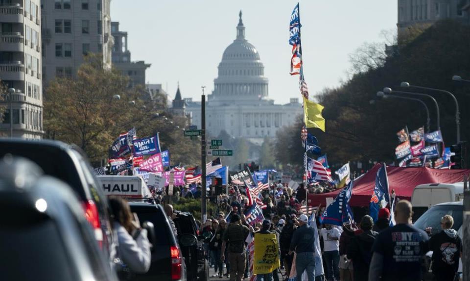 世界真被搞糊涂了！中国在欢庆喜事，美国却在忙街头斗争！
