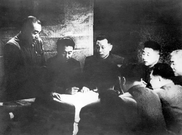 两个战场同时在打！杨尚昆：中央反复讨论决定出兵，因为补给问题，彭德怀激动地拍桌子！