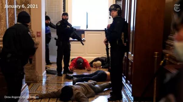 瞧瞧，美国警察都这样清算“暴徒”了，还被批太软！