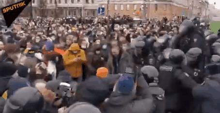 拜登刚上任，就对俄罗斯下手了！