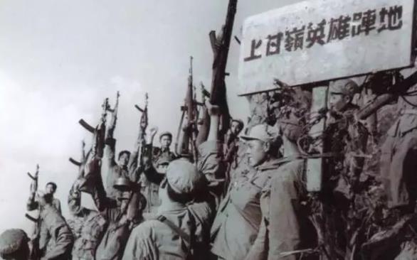 谁从课本中删掉了《谁是最可爱的人》？
