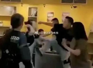 华人在海外专坑华人？澳华裔老板扇中国女留学生耳光，引发众怒！