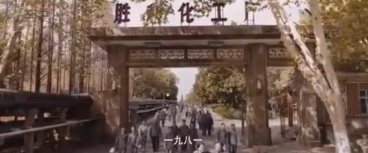 新中国的“超级工程”：电影《你好，李焕英》里的湖北工厂，为何一股“东北味儿”？
