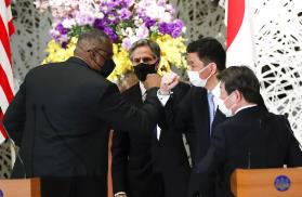 日本为何突然对中俄强硬？